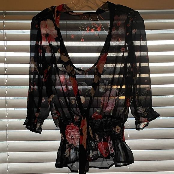 🌹🌺 Floral Blouse 🌺🌹 - Picture 2 of 10